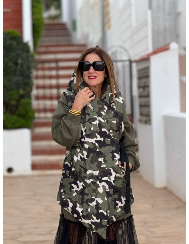 Chaleco acolchado de camuflaje con capucha y...