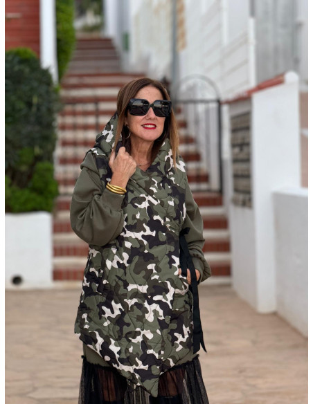 Chaleco acolchado de camuflaje con capucha y lazada ajustable