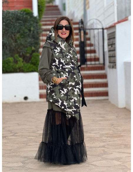 Chaleco acolchado de camuflaje con capucha y lazada ajustable