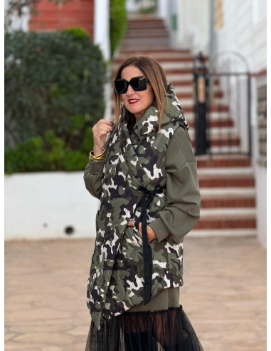 Chaleco acolchado de camuflaje con capucha y...