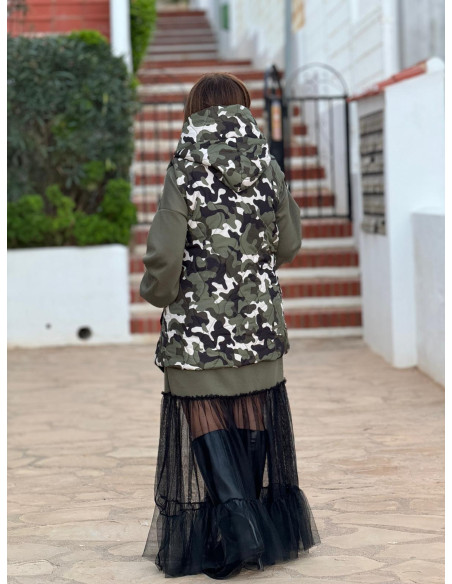 Chaleco acolchado de camuflaje con capucha y lazada ajustable