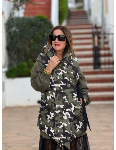 Chaleco acolchado de camuflaje con capucha y...