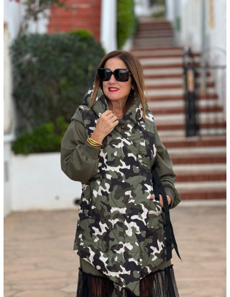 Chaleco acolchado de camuflaje con capucha y lazada ajustable