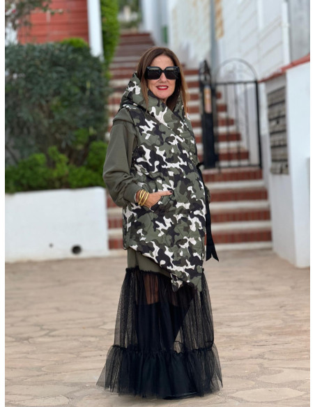 Chaleco acolchado de camuflaje con capucha y lazada ajustable