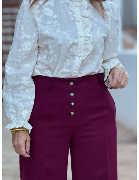 Pantalón burdeos de talle alto con cierre de botones y bolsillos