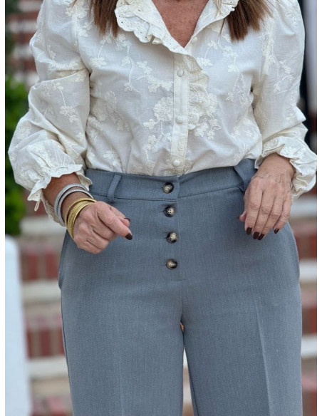 Pantalón gris de talle alto con cierre de botones y bolsillos