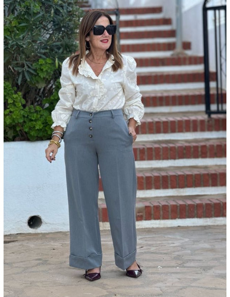 Pantalón gris de talle alto con cierre de botones y bolsillos