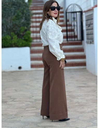 Pantalón marrón de talle alto con cierre de...