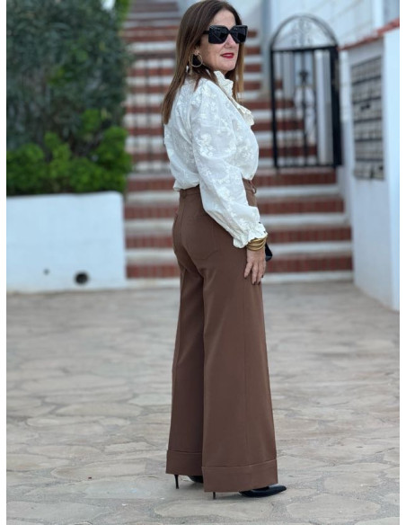 Pantalón marrón de talle alto con cierre de botones y bolsillos