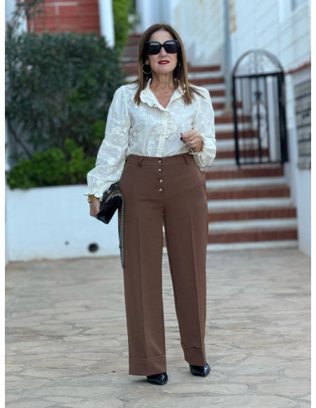 Pantalón marrón de talle alto con cierre de botones y bolsillos