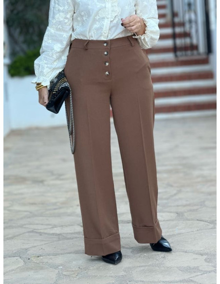 Pantalón marrón de talle alto con cierre de botones y bolsillos