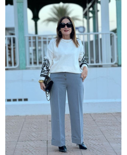 Suéter blanco con mangas bordadas en negro 2