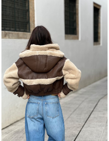 Chaqueta corta efecto piel chocolate con mangas...