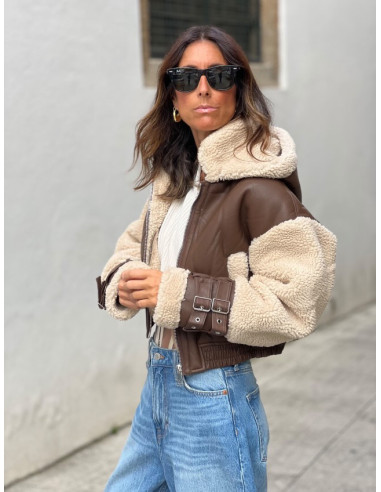 Chaqueta corta efecto piel chocolate con mangas...