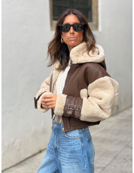Chaqueta corta efecto piel chocolate con mangas y forro de borreguito