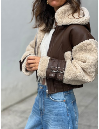Chaqueta corta efecto piel chocolate con mangas...