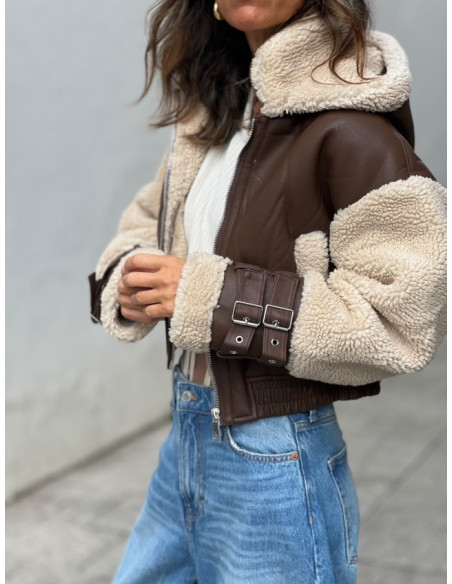 Chaqueta corta efecto piel chocolate con mangas y forro de borreguito