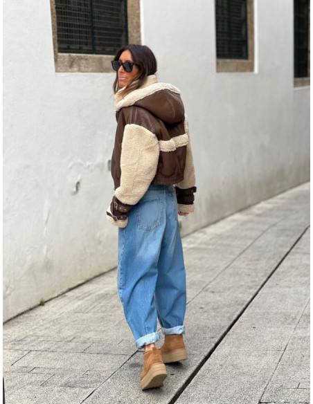 Chaqueta corta efecto piel chocolate con mangas y forro de borreguito