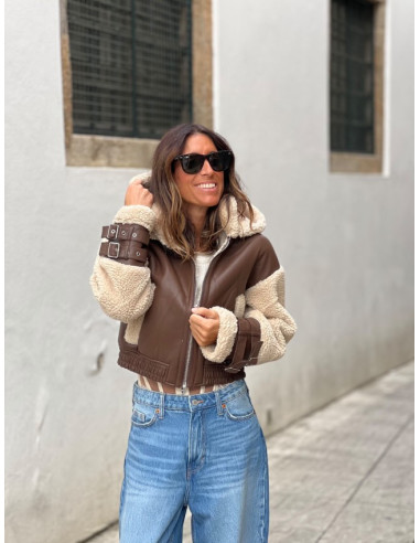 Chaqueta corta efecto piel chocolate con mangas...