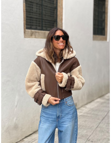 Chaqueta corta efecto piel chocolate con mangas...