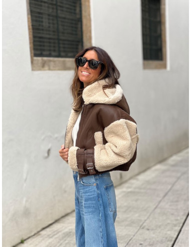 Chaqueta corta efecto piel chocolate con mangas...