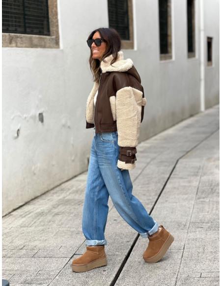 Chaqueta corta efecto piel chocolate con mangas y forro de borreguito