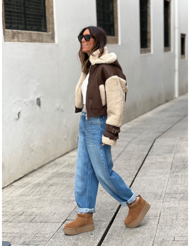 Chaqueta corta efecto piel chocolate con mangas...