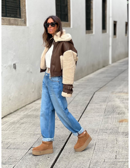 Chaqueta corta efecto piel chocolate con mangas y forro de borreguito