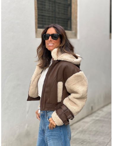 Chaqueta corta efecto piel chocolate con mangas...