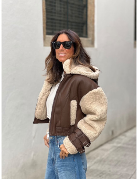 Chaqueta corta efecto piel chocolate con mangas y forro de borreguito