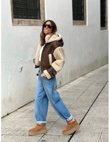 Chaqueta corta efecto piel chocolate con mangas...
