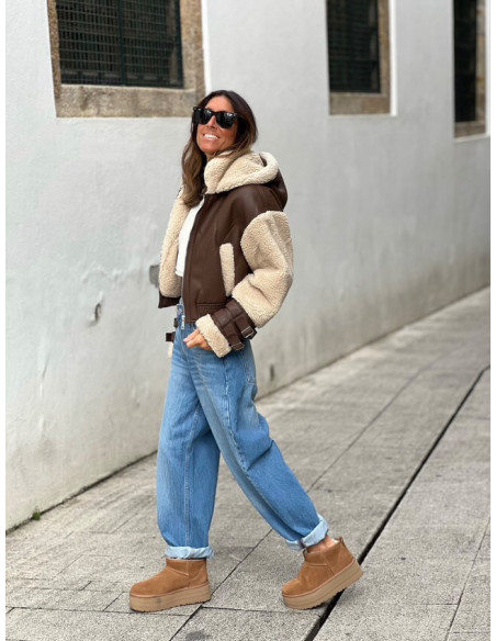 Chaqueta corta efecto piel chocolate con mangas y forro de borreguito