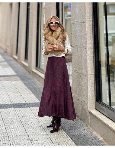 Falda de Satén Granate con Dibujo Negro y Corte...