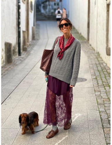 🌸 Falda Granate Satinada con Encaje