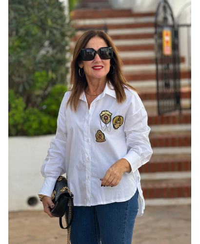🐆 Camisa Blanca con Parches Dorados🌼