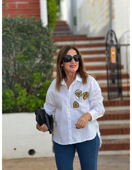 🐆 Camisa Blanca con Parches Dorados🌼