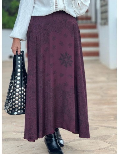 Falda de Satén Granate con Dibujo Negro y Corte...