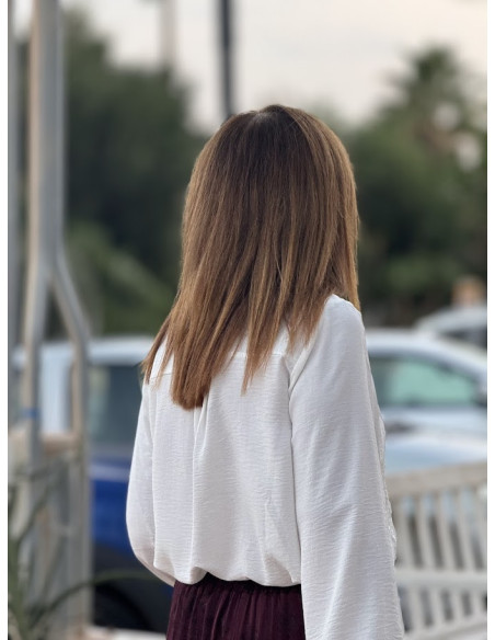 Camisa blanca con cuello mao y detalles de guipur