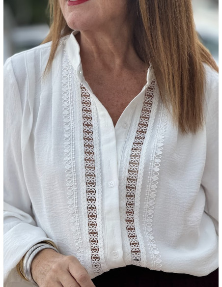Camisa blanca con cuello mao y detalles de guipur