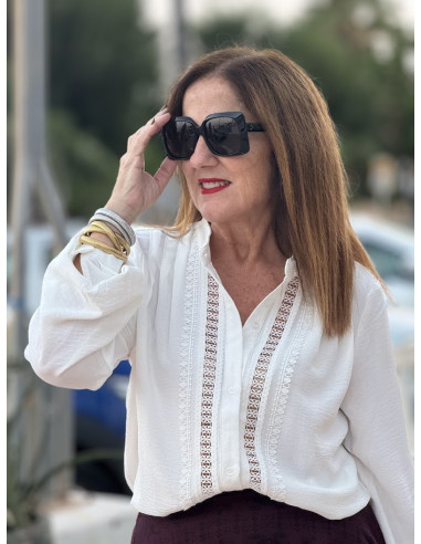 Camisa blanca con cuello mao y detalles de guipur