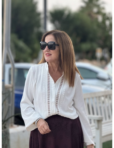 Camisa blanca con cuello mao y detalles de guipur