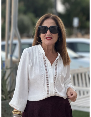 Camisa blanca con cuello mao y detalles de guipur