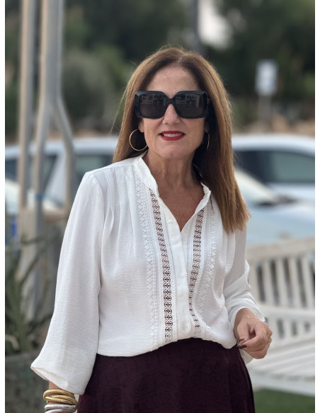 Camisa blanca con cuello mao y detalles de guipur