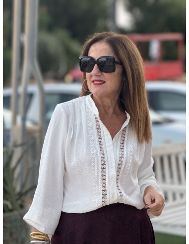 Camisa blanca con cuello mao y detalles de guipur