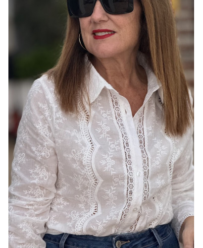 Camisa blanca bordada con detalle de guipur y cuello... 2