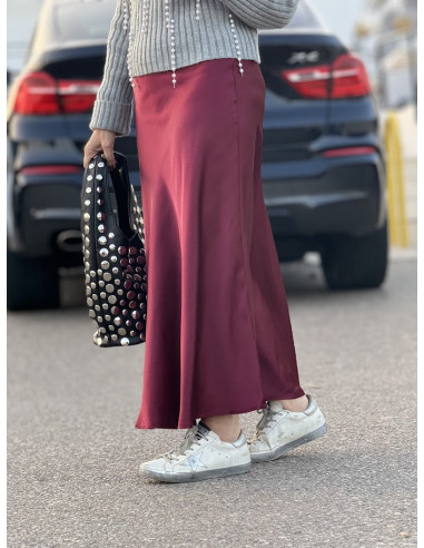 Falda de satén evasé en color granate con...