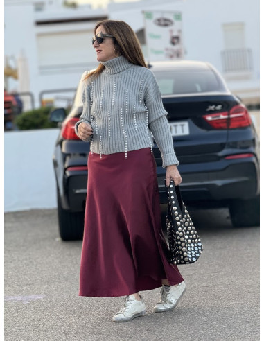 Falda de satén evasé en color granate con...