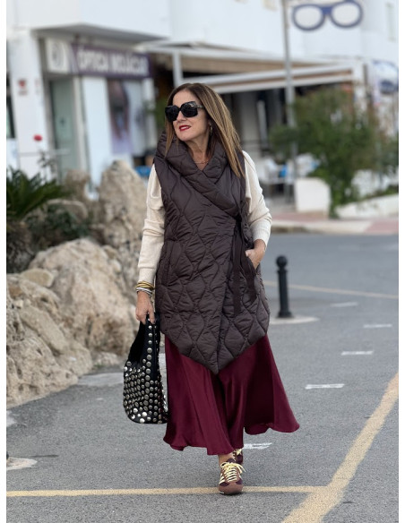 Chaleco acolchado chocolate con capucha y lazada ajustable