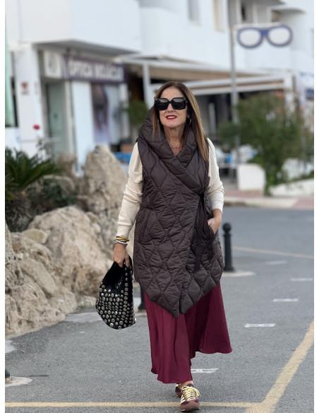 Chaleco acolchado chocolate con capucha y lazada ajustable