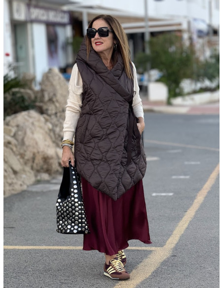 Chaleco acolchado chocolate con capucha y lazada ajustable